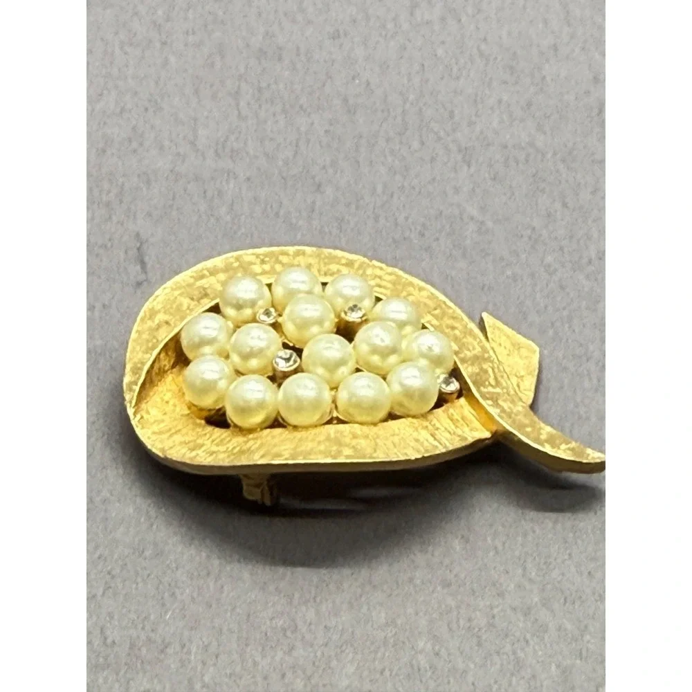 Vintage Signed ART Brooch Imitation Pearl Rhinestone Gold Tone Arthur Pepper